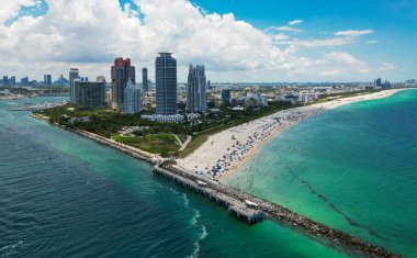 Güney Miami 'nin en iyi manzarası. Miami 'nin ünlü sahil şeridinin insansız hava aracı görüntüsü. Gökdelenleri olan Miami gökdelenleri. Yazın Miami 'nin hava manzarası. Gökdelenleri olan Miami kıyısı
