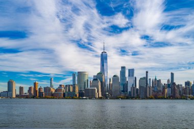 Dramatik gökyüzü ile New York City Skyline. Amerikan Kentsel Gökdelenleri dramatik bulutların yakınında. New York City silueti, ABD 'de Manhattan şehri manzarası. New York 'un Manhattan' ında panoramik manzara
