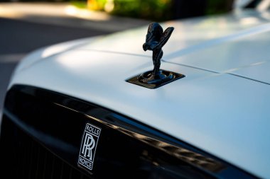 3 Nisan 2025. Miami mi? Rolls Royce lüks araba. Sokaktaki hayalet Rolls Royce. Özel lüks otomobil. Rolls Royce V12 motoru. Birinci sınıf araba sürüşü. Klasik Rolls Royce araba tasarımı.