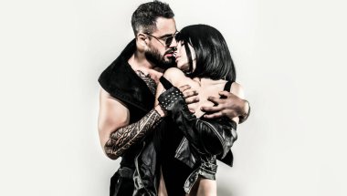 Şehvetli çift tutkuyla kucaklaşıyor. Seksi çift yaşam tarzı anı. Hoş bir adam ve kadın. Birbirine aşık genç bir çift. Aşık seksi bir çift. Şehvetli çiftler yüz yüze.