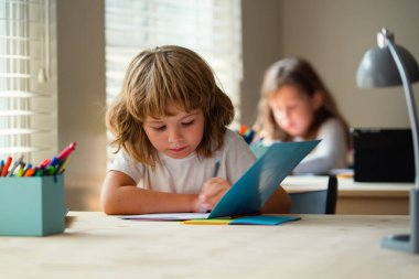 Sınıftaki çocuklar. Okula dönelim. Bilgi toplama günü. Okul günleri. İlkokul öğrencileri. İlkokuldaki ders sırasında okul çocukları. Okuldaki şirin küçük çocuk.