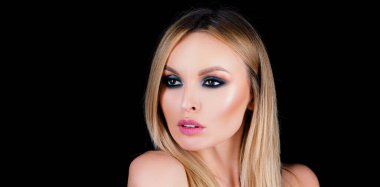 Siyah dumanlı göz makyajı. Güzel makyajlı bir kadın.