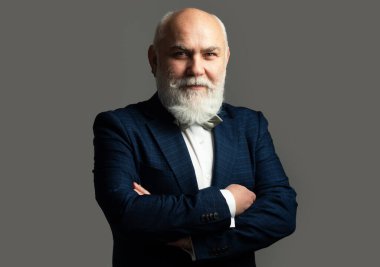 Son sınıf öğrencisi gururlu görünüyor. Çapraz kollu büyükbaba. Günlük giysiler içinde kendinden emin bir son sınıf öğrencisi. Karizmatik kıdemli memnuniyet gösteriyor