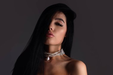 Genç kadın portresi. Şehvetli kız vesikalığı. Güzel kız. Kadın model yakın plan.