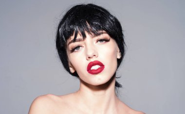 Güzel, genç bir kadın portresi. Kadın yüzü. Bayan portresi. Şehvetli kadın vesikalığı. Güzel kız. Moda mankeni kadın. Cilt, dudaklar, kirpiklere karşı maskara suratı. Mükemmel kadın.