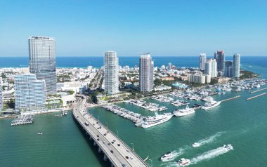 Miami Plajı. Skyline hava görüntüsü. Miami şehri. Tropik Miami sahili. Miami bölgesi gökyüzü manzarası. Meşhur okyanus kıyısında. Panoramik kıyı şeridi. Güney sahili manzarası
