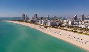 Miami plajı şehir manzarası. Miami yaz havası manzarası. Miami sahil şeridi. Güney Sahili Miami hava manzarası. Florida 'daki mavi okyanus silueti. Miamis şehir manzarası. Okyanus kıyısında. Amerika 'da yaz tatili