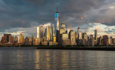 New York 'ta. Gökdelenleri olan New York şehri. New York şehri silueti panoramik. Manhattan silueti. New York ve Hudson Nehri. New York şehir merkezi. New York gökdelenleri. İş bölgesi.