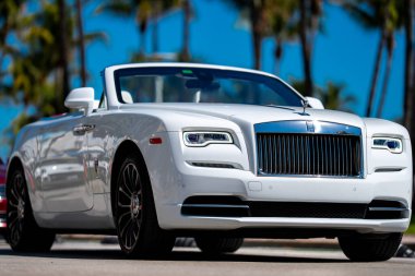 3 Nisan 2025. Miami mi? Rolls Royce lüks araba. Sokaktaki hayalet Rolls Royce. Özel lüks otomobil. Rolls Royce V12 motoru. Birinci sınıf araba sürüşü. Klasik Rolls Royce araba tasarımı.
