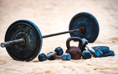 Çaydanlık çanı eğitimi. Kumda spor dambılları. Sportif açık hava sporu. Ağırlık kaldırma egzersizi. Spor eğitimi geçmişi. Demir ağırlıklar. Kentsel fitness. Dambıl desenli spor. Sportif nesneler