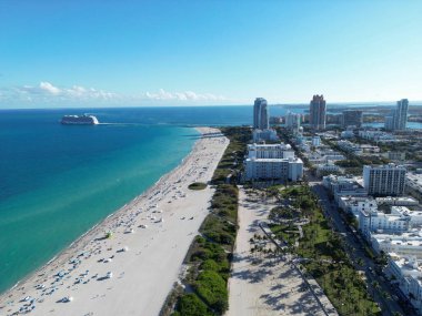 Miami Beach silueti. Miami yukarıdan. Miamis 'in ünlü simgeleri. Gökdelenleri olan South Pointe plajı. Miami şehri panoraması. Miami ufuk çizgisi ve okyanus. Güney Florida. Canlı Güney Sahili