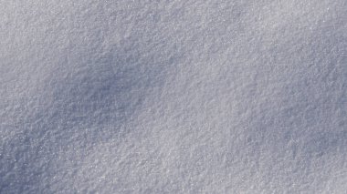 Kar arka planı kaplıyor. Kar arka planı tamamen dolduruyor. Kar arka plana güzellik katar. Arka planda kar karışıyor. Karlı desen