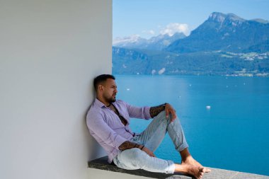 Dağ Alpleri 'ndeki İspanyol adam. Alp Gölü 'nde yakışıklı bir turist. Yazın poz veren güçlü, seksi bir adam. Hayalperest, kaygısız bir gezgin. Açık havada insan özgürlüğü