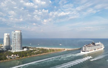 Lüks yolcu gemisi Miamis kıyısı yakınlarında yelken açıyor. Miami Beach 'te yolcu gemisi. Miami 'de yolcu gemisi olan bir Skyline. Gemi gezisi. Miami gemisinde tropik bir tatil. Miamis Rıhtımı