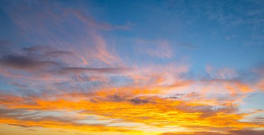 Gün batımında gökyüzü. Güneş ışığının arka planında güzel bir gün doğumu. Alacakaranlık, dramatik şafak, alacakaranlık, güneş ışığı. Bulutlu gün batımı. Gün batımı duvar kağıdı. Gökyüzü gün batımı örtüsü. Huzurlu ufuk. Parlak gökyüzünün manzarası