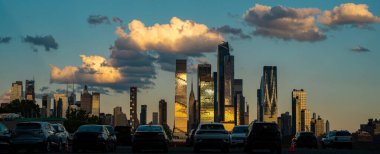New York şehri. New York şehir manzarası. New York 'taki Lower Manhattan ve One World Trade Center. Manhattan 'ın gökdelenleri New York körfezinin dalgalanan sularının yanında mavi gökyüzüne karşı. New York gökdelenleri