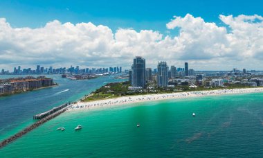 Turkuaz suları olan Miami Plajı 'nın havadan görünüşü. Miami siluetinin insansız hava aracı görüntüsü. South Beach 'in en iyi manzarası. Lüks gökdelenleri ve okyanusları olan Miami şehri. Miami 'nin ünlü sahil şeridi manzarası