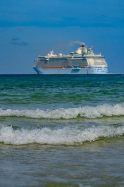 Okyanusta bir gemi turu. Okyanustaki lüks gemi su dalgaları. Yolcu gemisi olan Miami Plajı. Turkuaz su ve yolcu gemisi. Kıyıya yakın bir turist gemisi. Okyanus dalgaları ve gemi teknesi