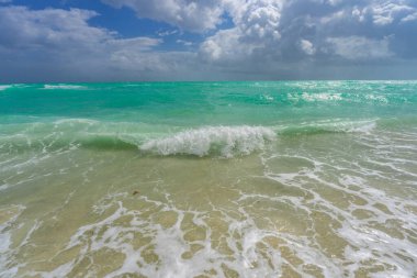 Deniz dalgaları arka planı. Yaz tatili. Okyanus suyu hareketi. Okyanus sıçrama dalgası arka planı. Derin mavi deniz plajı. Turkuaz dalga. Rüya gibi egzotik deniz plajı. Güzel deniz dalgaları