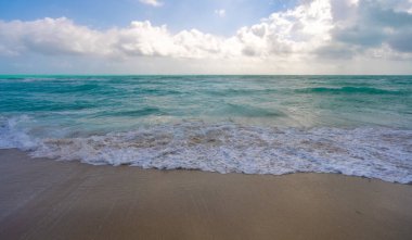 Deniz meltemi ferahlatıcı. Parlak deniz plajı güneş ışığı. Rüya gibi deniz sahili manzarası. Çarpıcı deniz plajı duvar kâğıdı. Huzurlu okyanus inzivası. Okyanus titreşimleri. Köpüklü okyanus suyu. Sakin okyanus atmosferi