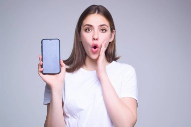 Stüdyoda izole edilmiş, telefonu olan genç bir kadın. Akıllı telefon kullanan bir iş kadını. İş konuşmaları. Cep telefonu kullanan, internette sohbet eden bir kız. Cep telefonu kullanan genç bir kadın.