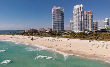 Ufuk çizgisi olan Miami Plajı hava manzarası. Miami yukarıdan. Miamis 'in ünlü simgeleri. Gökdelenleri olan South Pointe plajı. Miami şehri panoraması. Miami silueti ve okyanus