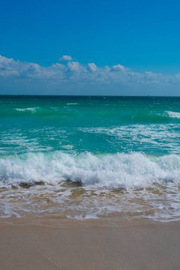 Sakin bir okyanus dalgası hareketi. Yaz deniz esintisi. Deniz doğası arka planı. Huzurlu okyanus. Rüya gibi okyanus ufku. Kıyı okyanusu cennet duvar kâğıdı. Deniz köpüğü dalgaları. Manzaralı tropikal seyahat