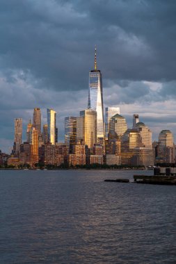 New York, New York şehrinin gökyüzü bulutlarıyla dolu silueti. New York Gökdelenleri. New York City silueti, ABD 'de Manhattan şehri manzarası. Manhattan 'da panoramik manzara. New York silueti. New York, New York