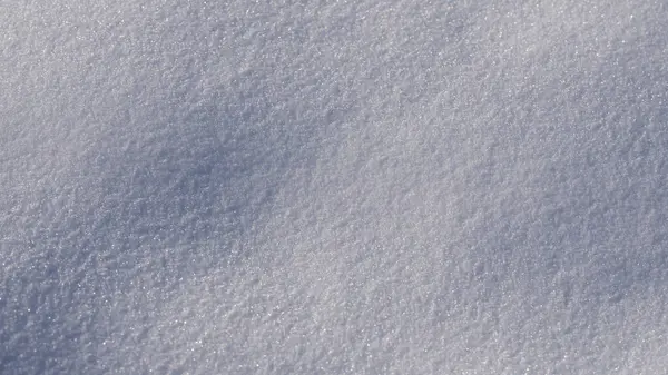 Kar arka planı kaplıyor. Kar arka planı tamamen dolduruyor. Kar arka plana güzellik katar. Arka planda kar karışıyor. Karlı desen