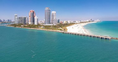 Miami Sahili şehir manzarası. Miami yaz havası manzarası. Miami sahil şeridi. Güney Sahili Miami hava manzarası. Florida 'daki mavi okyanus silueti. Okyanus kıyısında. İHA 'dan gökdelen gökdeleni