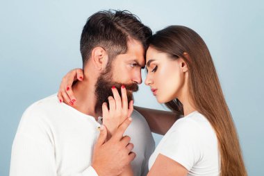 Birbirinizi öpün. Şefkat ve samimiyetin tadını çıkarın. Birbirine aşık romantik bir çift birbirine bakıyor. Şehvetli bir dokunuş. Aşık seksi bir çift. Şehvetli çift yüz yüze. Bir çift aşık sarılıyor