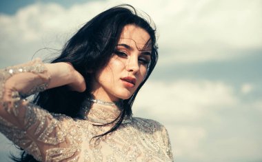 Genç kadın portresi. Şehvetli kadın vesikalığı. Güzel kız. Moda mankeni kadın. Cilt, dudaklar, kirpiklere karşı maskara suratı. Mükemmel kadın.