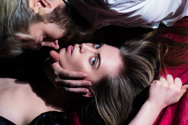 Birbirlerine aşık şehvetli bir çift. Tutkulu kadın ve kötü adam. Aşık seksi bir çift. Şehvetli çift yüz yüze. Bir çift aşık sarılıyor