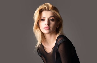 Genç şehvetli bir kadının yakın plan portresi. Şehvetli ve güzel bir modelin portresi. Güzel kadın. Şık, şehvetli bir kadın yüzü. Genç seksi bayan. Doğanın kadın yüzü. Şehvetli genç modelin portresi