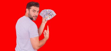 Başarılı bir iş adamı para sayıyor. 100 dolarlık banknotlar tutan yakışıklı orta yaşlı bir adam. Parası olan adam. Kâr ve finansal başarı. Dolar nakiti olan zengin bir İspanyol.