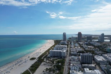 Ufuk çizgisi olan Miami Plajı hava aracı görüntüsü. Miami yukarıdan. Miami 'nin ünlü deniz manzaralı insansız hava aracı. Gökdelenleri olan South Pointe plajı. Miami şehri panoraması. Miami Sahili 'nin okyanus manzarası