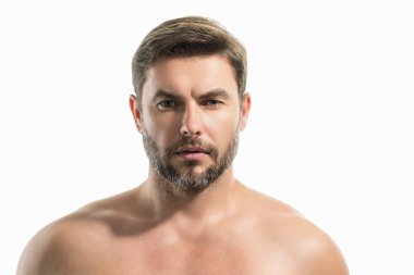 Yüz kreminden sonra yarı çıplak genç bir adamın güzellik portresini kapat. Çekici esmer adam tenine dokunuyor. Erkekler sakallı ve modern saç kesimli.