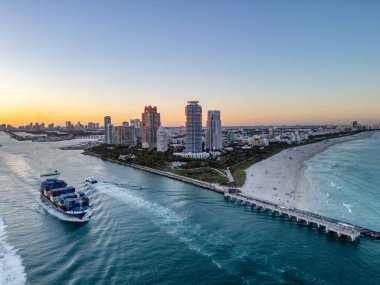 Miami 'deki konteynır gemisi. Hava görüntüsü. Nakliye gemisi. Miami Limanı 'nda kargo gemisi. Miami 'de bir gemiye yüklenmiş kargo konteynırları. Kargo gemisi Miami 'den ayrılıyor. Miamis limanından kargo gemileri