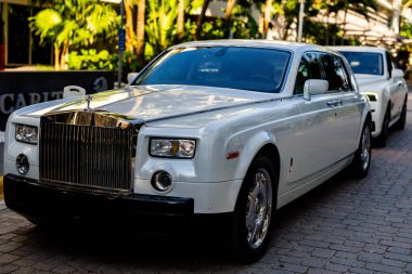 3 Nisan 2025. Miami mi? Rolls Royce lüks araba. Sokaktaki hayalet Rolls Royce. Özel lüks otomobil. Süper araba sürüşü. Klasik Rolls Royce araba tasarımı. Zarif Rolls Royce Hayalet