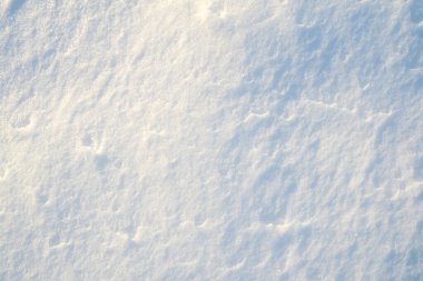 Kar arka planı kaplıyor. Kar kışın güzelliğini gösterir. Kar parlak ve beyaz görünüyor. Kar bütün gün donmuş olarak kalır. Karlı bir desen. Kar tanesi düşüyor. Soğuk ve buzlu arkaplan