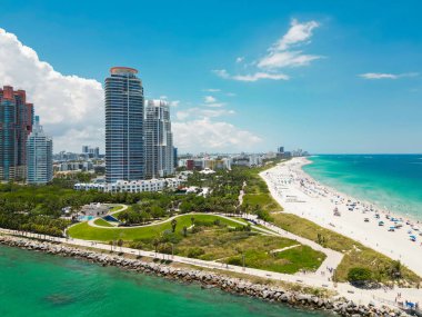 Miami Plajı. Miami Beach City tepeden. Yukarıdan Güney Sahili. Sahil şeridinin insansız hava aracı. Miami kıyılarında gökdelenler var. Miamis görünümünün havadan şehir manzarası