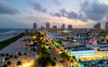 Gece ışığında Miami 'nin manzarası. Meşhur Florida tatil beldeleri ve plajları. Miami 'de gece yarısı ışıkları. Miami 'nin liman manzarası. Gün doğumunda Miami 'nin hava görüntüsü. Neon Art Deco. Okyanus yolculuğu