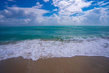 Kristal berraklığında deniz suyu. Lüks sahil tatil köyü. Güzel deniz plajı gün batımı. Sakin deniz sahili manzarası. Idyllic yaz cenneti