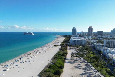 Miami Beach silueti. Miami 'nin kumlu plajları. Miamis 'in ünlü simgeleri. Gökdelenleri olan South Pointe plajı. Miami şehri panoraması. Miami ufuk çizgisi ve okyanus. Güney Florida. Canlı Güney Sahili