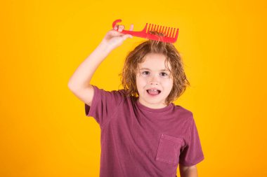 Çocukların saçı. Çocuk berberi. Taraklı ve sorunlu saçlı bir çocuk. Çocuk şampuanı. Saç kremi olmadan taranmaz.