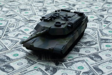 Savaş ve para kavramı. Ukrayna 'daki finansal destek savaşı. Tank askeri alanda. Savunma stratejisi. Saldırıyı finanse eden para. Savaşın finansmanı. Para bir savaş silahı haline gelir. Bir güç sembolü olarak dolar.