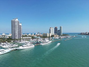 Miami plajı şehir manzarası. Miami yaz havası manzarası. Miami sahil şeridi. Güney Sahili Miami hava manzarası. Florida 'daki mavi okyanus silueti. Miamis şehir manzarası. Okyanus kıyısı