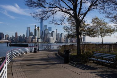New York 'ta. Manhattan şehir merkezindeki gökdelenler. New York City silueti, ABD 'de Manhattan şehri.
