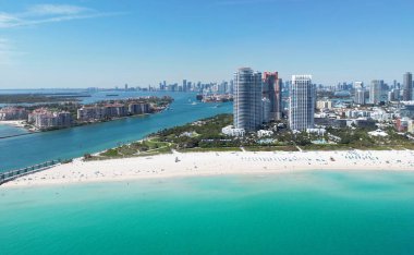 Miami Sahili ufuk çizgisi hava manzarası. Miami 'den İHA' ya. Tropik Miami manzarası. Miami bölgesi gökyüzü manzarası. Meşhur okyanus kıyısında. Panoramik kıyı şeridi. Güney sahili manzarası. Yaz tatili titreşimleri