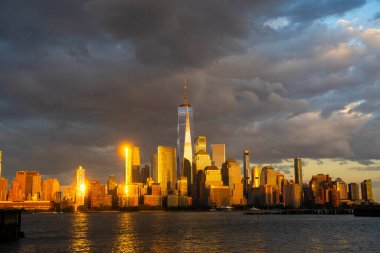 Gökdelenleri olan New York gökdelenleri. Manhattan ve Brooklyn Panoraması. Hudson Nehri manzaralı New York City silueti. New York şehir merkezi. Rıhtımdan New York 'a. New York 'un finansal bölge silueti